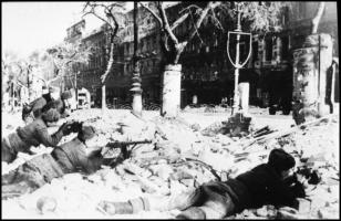 cca 1944-1945 Orosz katonák magyar földön, 13 db NEGATÍV Kotnyek Antal (1921-1990) budapesti fotórip...