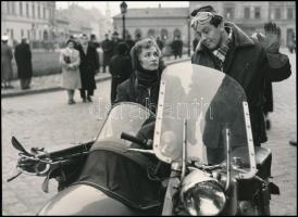 1957 Oldalkocsis motorkerékpár a Csigalépcső c. magyar filmben, 1 db produkciós filmfotó Pánczél György (1920-?) filmtörténész hagyatékából (film- és színházifotó gyűjteményéből), 20,5x28,5 cm