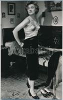 cca 1952 Madonna legendás melltartóját az 1950-es évek női divatjáról ,,koppintotta tervezője, 29,3x18,5 cm