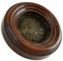 Réz falidísz fakeretben, jelzett, kopott, d: 20 cm