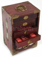 Észeres szekrényke. Kína, XX. sz. fiókokkal, réz veretekkel. 28 cm