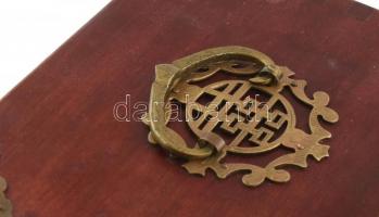 Észeres szekrényke. Kína, XX. sz. fiókokkal, réz veretekkel. 28 cm