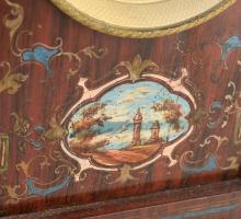 Asztali óra, kézzel festett fa tokban, mechanikus negyedütős szerkezettel. Kopott, hátlap hiány. m: ...