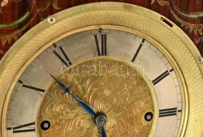 Asztali óra, kézzel festett fa tokban, mechanikus negyedütős szerkezettel. Kopott, hátlap hiány. m: ...