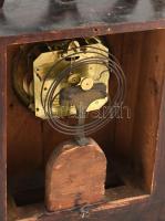 Asztali óra, kézzel festett fa tokban, mechanikus negyedütős szerkezettel. Kopott, hátlap hiány. m: ...