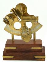 Szextáns, réz, fa talpon. m: 15cm