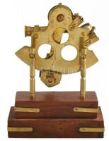 Szextáns, réz, fa talpon. m: 15cm