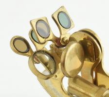 Szextáns, réz, fa talpon. m: 15cm