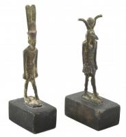 2 db egyiptomi, bronz szobor fa talpon, Hathor és Amon isten, kopott, m: 15 és 17 cm