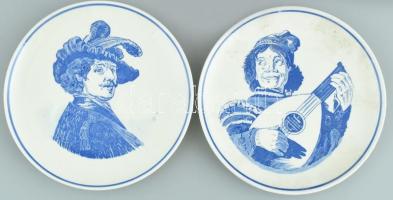 2 db Delft porcelán tányér, kézzel festett, Rembrant és gitáros. Kopott, d: 16,5cm