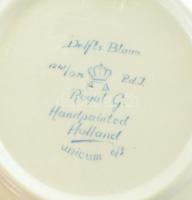 2 db Delft porcelán tányér, kézzel festett, Rembrant és gitáros. Kopott, d: 16,5cm