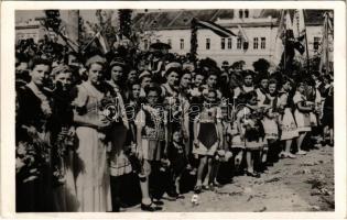 1940 Sepsiszentgyörgy, Sfantu Gheorghe; bevonulás honleányokkal / entry of the Hungarian troops with compatriot women