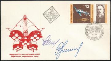 Nyikolaj Rukavisnyikov (1932-2002) szovjet és Georgij Ivanov (1940- ) bolgár űrhajósok aláírásai emlékborítékon / Signatures of Nikolay Rukavishnikov (1932-2002) Soviet and Georgiy Ivanov (1940- ) Bulgarian astronauts on envelop