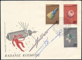 Mirosław Hermaszewski (1941- ) lengyel és Pjotr Iljics Klimuk (1942- ) szovjet űrhajósok aláírásai emlékborítékon / Signatures of Mirosław Hermaszewski (1941- ) Polish and Pyotr Ilyich Klimuk (1942- ) Soviet astronauts on envelope