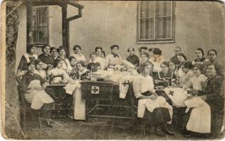 1915 Zsibó, Jibou; Vörös kereszt egylet tagjai munkálkodás közben, ápolónők varrógépekkel / Red Cross nurses with sewing machines (fa)