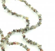 Ásvány nyaklánc acháttal és más ásványokkal, h: 45 cm, réz dobozkában: 8x7x4 cm