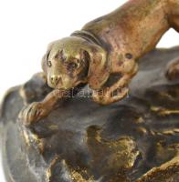 Vadászkutya, bronz, kopott, 2db lyuk van rajta, jelzés nélkül. 7x5x4,5cm