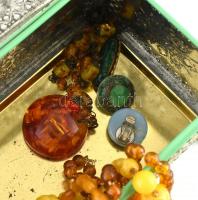 Vegyes bizsu tétel, 4 nyaklánc, közte borostyán-szerű, fülbevaló pár, régi brossal, különféle méretb...