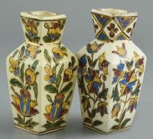 2 db váza, kézzel festett porcelán, kopott, jelzett, m: 10cm