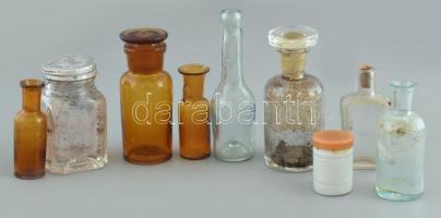 Vegyes különféle régi gyógyszeres üvegcse, 7 db, kettő üveg dugóval, valamint 1 db bagarolos üveg, valamint 1 db kis porcelán gyógyszeres tégelyke (jelzés nélkül, műanyag fedővel), kopásnyomokkal, az egyik alján lepattanással, m: 11,5 cm és 7 cm közötti méretben, porcelán tégely: m: 4 cm