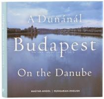 A Dunánál / On the Danube - Budapest. Bp., 2005. Vincze. Kiadói kartonált papírkötés, papír védőborítóval.