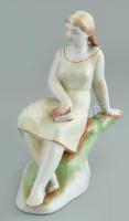 Zsolnay lány könyvel, kézzel festett porcelán, kopott, vaspöttyökkel, jelzett, m: 17,5 cm