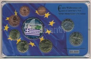 Görögország 2002-2014. 1c-2E (8xklf) forgalmi szett + Ezüstözött, részben multicolor Euro-pénzrendszer emlékérem műanyag tokban T:1,1-  Greece 2002-2014. 1 Cent - 2 Euro (8xdiff) coin set + Silver plated, partially multicolor commemorative medallion of the Euro Monetary System in plastic case C:UNC,AU