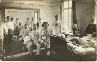Első világháborús német katonai kórház, sérült katonák és ápolónők / WWI German military hospital with injured soldiers and nurses. photo