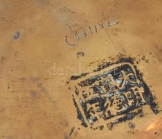 Kínai réz dísztál sárkányos mintával, jelzett, kis kopásnyomokkal, d: 30,5 cm