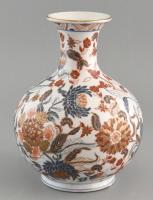 Nagyméretű kínai virágmintás váza, kézzel festett, jelzett, kopásnyomokkal, m: 25 cm