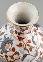 Nagyméretű kínai virágmintás váza, kézzel festett, jelzett, kopásnyomokkal, m: 25 cm