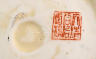 Nagyméretű kínai virágmintás váza, kézzel festett, jelzett, kopásnyomokkal, m: 25 cm