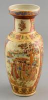 Díszes, jelenetes kínai váza, kézzel festett, jelzés nélkül, kopásnyomokkal, m: 25 cm