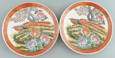 2 db kínai porcelántányér, kontúr matricás és kézzel festett, jelzett, erősen kopott, d: 26 cm