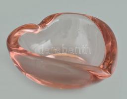 Szív alakú, rózsaszín üveg hamutál, anyagában színezett, kopottas állapotban, 12x11 cm