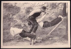 1932 Amatőr akrobaták, hátoldalán feliratozott fotó, 5,5×8,5 cm