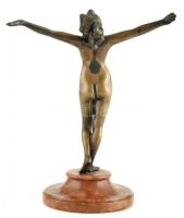 Női akt, patinázott, öntött bronz, kopott, márványtalpon, billag, jelzés nélkül, m: 34cm