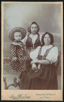 cca 1900 Nők kislánnyal, keményhátú fotó Stern M. és Fia trencséni műterméből, 10×6,5 cm