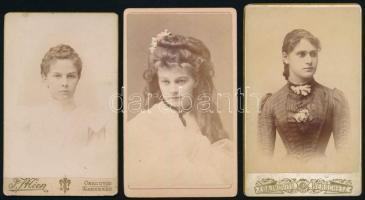cca 1880-1899 Hölgyeket ábrázoló keményhátú fotók vegyes műtermekből, 3 db, 10,5×6,5 cm