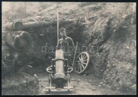 cca 1914-1918 I. világháborús katonai ágyú fedezékben, fotó, 4×6,5 cm