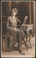 cca 1930-1940 Fiatal hölgy gyöngysorral, fotólap Leon H. Fia budapesti műterméből, 13,5×8 cm