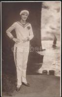 1930 Matrózruhás lány fotója, fotólap Laufer lévai műterméből, 13,5×8,5 cm