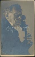 cca 1930 Férfi hegedűvel, fotólap, felületén törésnyom, 13,5×8,5 cm