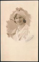 cca 1920 Hölgy teniszütővel, fotólap Leon és Fia műterméből, 13,5×8,5 cm