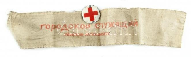 1945 Vöröskeresztes, jelvénnyel ellátott orosz feliratú karszalag közalkalmazott részére