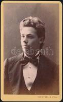 cca 1890 Fiatal férfi portréja, keményhátú fotó Schnitzel & Fink pozsonyi műterméből, hátoldalon a műterem látképével, 10,5×6,5 cm
