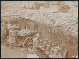 cca 1914-1918 Életkép a lövészárokból, K. ung. 20. Honvéd Infanterie-Truppen-Divisionskommando, hátoldalon pecsételt fotó, 7,5×10 cm