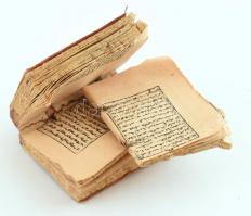 Miniatűr Szent Korán, arab nyelven, kijáró lapokkal, sérült, fém tartóban 40 mm