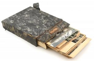 Művészeti témájú képek és újságkivágások lapokra ragasztva, régi irattartó dobozban