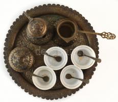 Keleti kávés szett, kézzel kalapált fém, porcelán betétes csészékkel. Kopott, d: 26cm